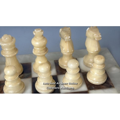 162 - Carved alabaster or onyx chess set on marble board, made by C.A.&A. Italy, tallest piece 7.5cm high,... 