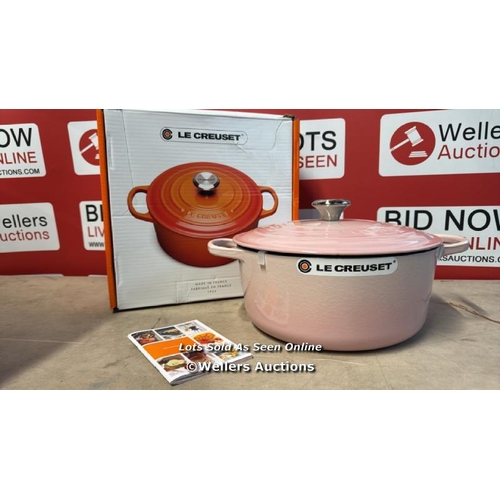 8264 - LE CREUSET 28CM ROUNND CASSEROLE SHELL PINK / NEW / RRP: 369 / G4