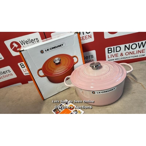 8264 - LE CREUSET 28CM ROUNND CASSEROLE SHELL PINK / NEW / RRP: 369 / G4