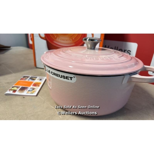 8264 - LE CREUSET 28CM ROUNND CASSEROLE SHELL PINK / NEW / RRP: 369 / G4