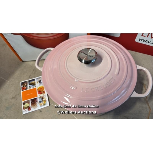 8264 - LE CREUSET 28CM ROUNND CASSEROLE SHELL PINK / NEW / RRP: 369 / G4