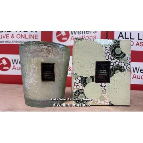 8282 - VOLUSPA WHITE CYPRESS CANDLE - 1077G / NEW / G7