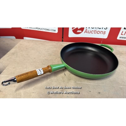 8411 - LE CREUSET CAST IRON FRYING PAN 28CM BAMBO GREEN / NEW - MINOR DAMAGE TO HANDLE - SEE IMAGES / RRP: ... 