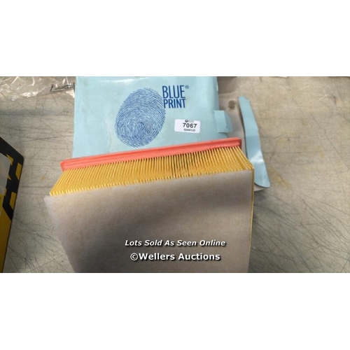 7067 - BLUE PRINT ADR162227 AIR FILTER, PACK OF ONE / SIGNS OF USE  / G30