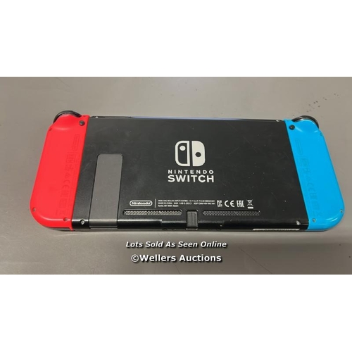 9520 - NINTENDO SWITCH X2 GAME CONTROLLER,MODEL:HAC-001(-01),S/N:XKJ70051557143,WITH CASE