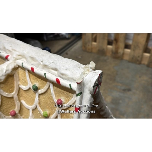 8167 - POLYRESIN GINGERBREAD HOUES WITH MINOR DAMAGE - SEE IMAGES / RRP: 450 / C24