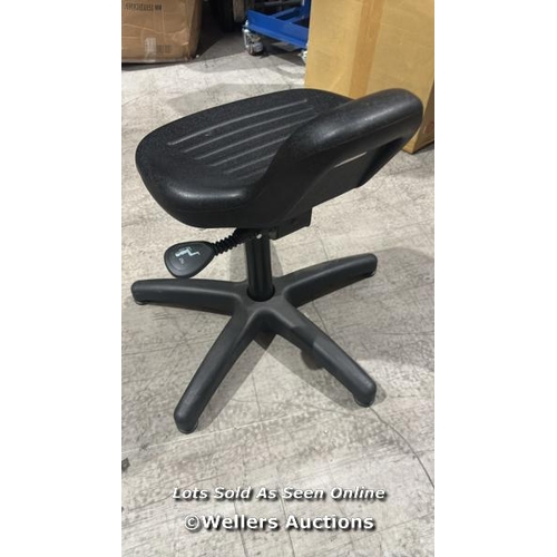 9003 - SMALL OFFICE STOOL / MINIMAL IF ANY SIGNS OF USE