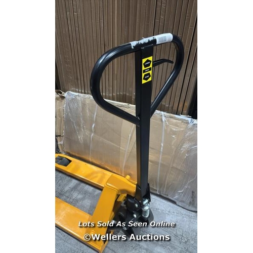 9016 - RRP: 294 - HAND PALLET TRUCK WITH SHORT 800MM FORKS - 2000KG CAPACITY / MINIMAL SIGNS OF USE