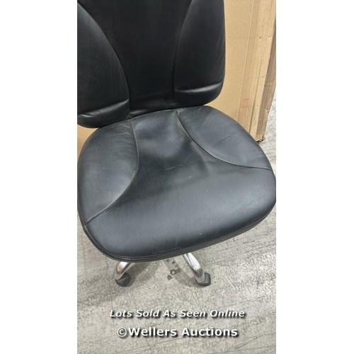 9031 - BLACK OFFICE CHAIR / MINIMAL SIGNS OF USE