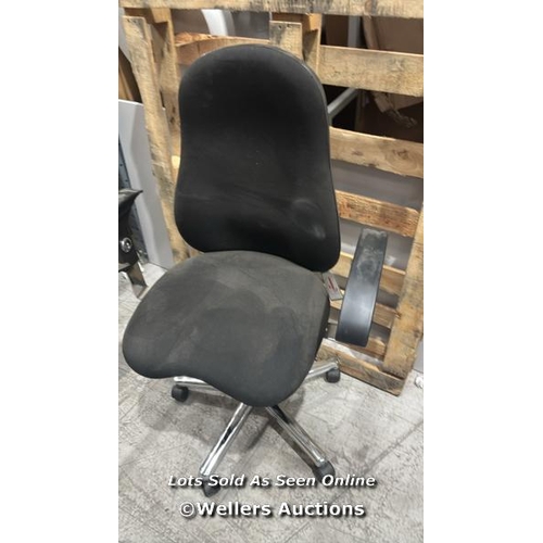 9038 - RRP: 322 - ORTHOPAEDIC OFFICE CHAIRS WITH FITNESS ORTHOSEAT - CORMORANT / MINIMAL SIGNS OF USE