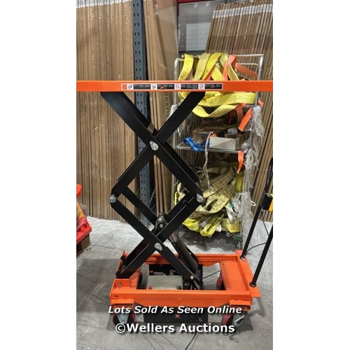 9058 - RRP: 970 - ELECTRIC MOBILE SCISSOR LIFT TABLE - 300KG CAPACITY - 950MM MAX HEIGHT / POWERS UP / MINI... 