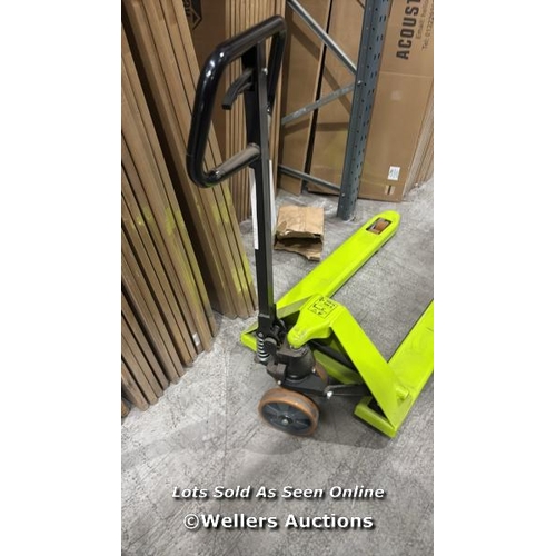 9078 - RRP: 445 - HAND PALLET TRUCK - 2500KG CAPACITY - PRAMAC GS STANDARD / MINIMAL IF ANY SIGNS OF USE