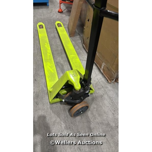 9079 - RRP: 1006 - ERGONOMIC MANUAL PALLET TRUCK - FORK 1800�MM - CAPACITY 2500�KG / MINIMAL IF ANY SIGNS O... 