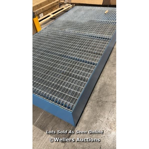 9082 - BLUE SUMP PALLET / MINIMAL SIGNS OF USE