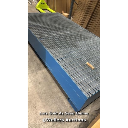 9082 - BLUE SUMP PALLET / MINIMAL SIGNS OF USE