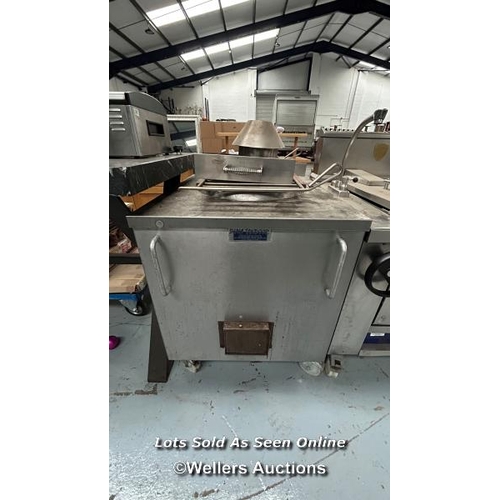 9 - Shahi Tandoor clay oven / / Al lots are located in West Yorkshire