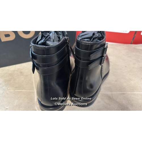 8203 - BOSS TERRY HALB BOOTS - BU001 / UK 8.5 / NEW IN BOX / RRP: 895 / G8