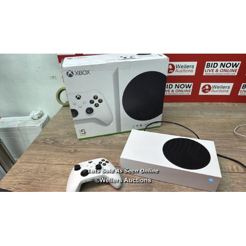 8964 - XBOX SERIES S 512GB SSD IN WHITE WITH 3 MONTH GAME PASS / POWERS UP WITH MINIMAL SIGNS OF USE / IN N... 