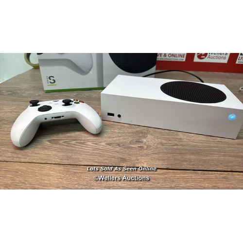 8964 - XBOX SERIES S 512GB SSD IN WHITE WITH 3 MONTH GAME PASS / POWERS UP WITH MINIMAL SIGNS OF USE / IN N... 