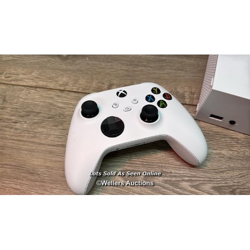 8964 - XBOX SERIES S 512GB SSD IN WHITE WITH 3 MONTH GAME PASS / POWERS UP WITH MINIMAL SIGNS OF USE / IN N... 