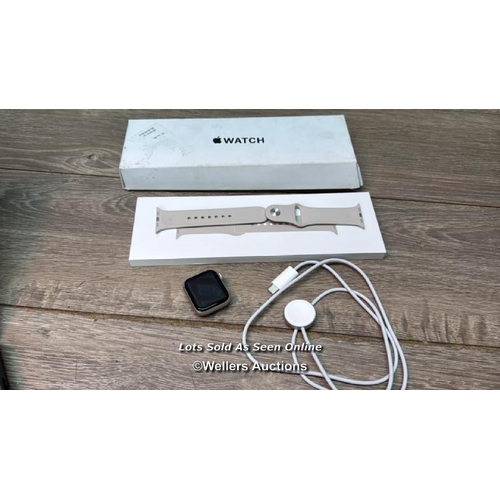 8976 - APPLE WATCH SE 40 GPS S/M MR9U3QA/A, STARLIGHT ALUMINUM / POWERS UP / MINIMAL IF ANY SIGNS OF USE / ... 