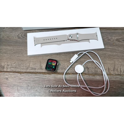 8976 - APPLE WATCH SE 40 GPS S/M MR9U3QA/A, STARLIGHT ALUMINUM / POWERS UP / MINIMAL IF ANY SIGNS OF USE / ... 