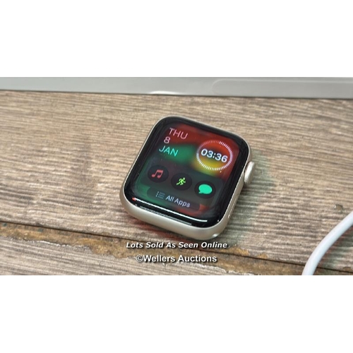 8976 - APPLE WATCH SE 40 GPS S/M MR9U3QA/A, STARLIGHT ALUMINUM / POWERS UP / MINIMAL IF ANY SIGNS OF USE / ... 