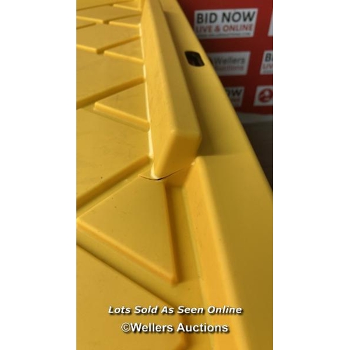 2035 - 102L STORAGE TOTE / SIGNS OF USE / SMALL CRACK IN LID / SEE IMAGES / W3