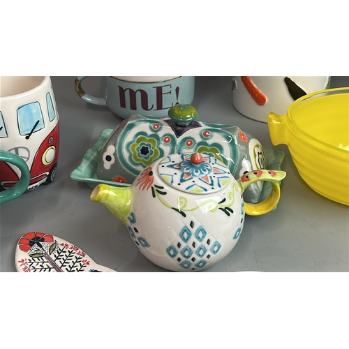 9 - Assorted colorful kitchenware including mugs, storage jar, jug and dishes (17) / T7