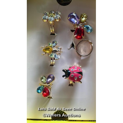 8016 - RRP: 29.95 - SUPER SMALLS GARDEN GET-TOGETHER RINGS (SET OF 5) / ONE DAMAGED SEE IMAGES / G48