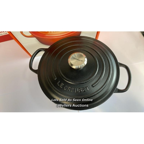 8025 - RRP: 305 - LE CREUSET 24CM ROUND CASSEROLE DISH / BLACK / APPEARS NEW / G48