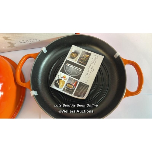 8026 - RRP: 245 - LE CREUSET CAST IRON BREAD OVEN PAN / 24CM / VOLCANIC / APPEARS NEW / G48