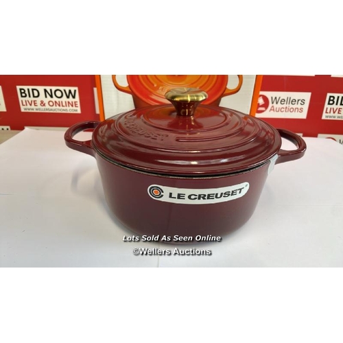 8027 - RRP: 305 - LE CREUSET 24CM ROUND CASSEROLE DISH / RHONE / APPEARS NEW / G49