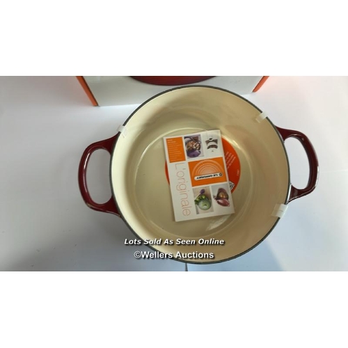 8027 - RRP: 305 - LE CREUSET 24CM ROUND CASSEROLE DISH / RHONE / APPEARS NEW / G49