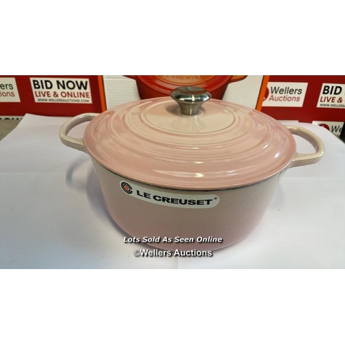 8062 - RRP: 305 - LE CREUSET 28CM ROUND CASSEROLE DISH / SHELL PINK / APPEARS NEW / CRACKED HANDLE SEE IMAG... 