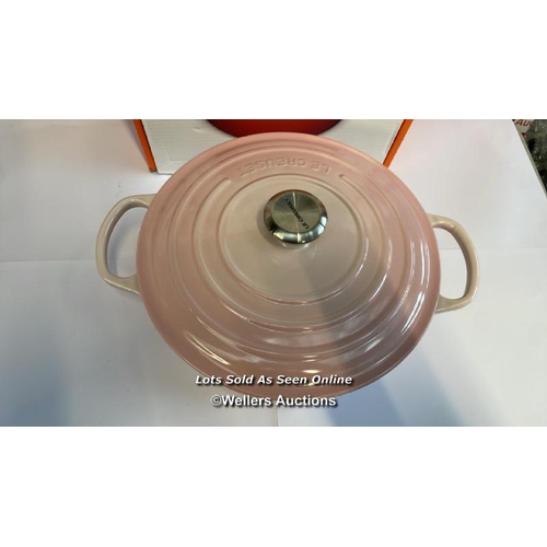 8062 - RRP: 305 - LE CREUSET 28CM ROUND CASSEROLE DISH / SHELL PINK / APPEARS NEW / CRACKED HANDLE SEE IMAG... 