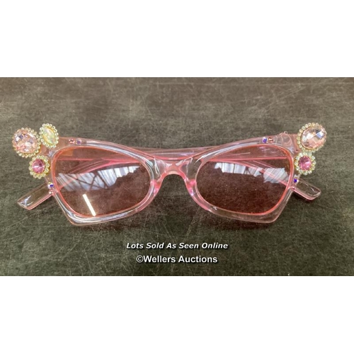 8185 - RRP: �29.95 BARI LYNN DAISY SUNGLASSES / MISSING GEM / G55