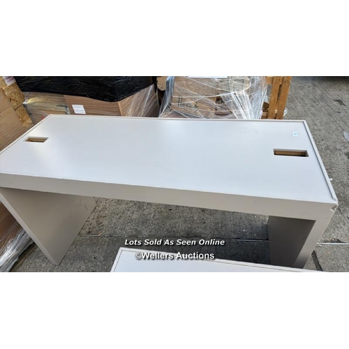 8227 - EX-DISPLAY NESTING TABLES / SEE IMAGES