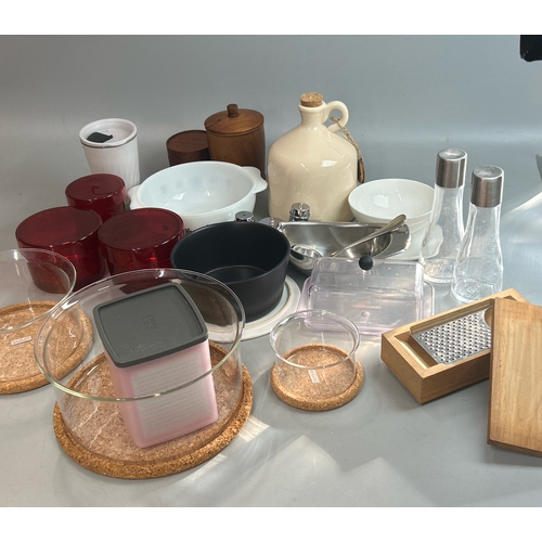 22 - Assorted kitchenware including Bodum, Joseph Joseph and Villeroy & Boch / T12