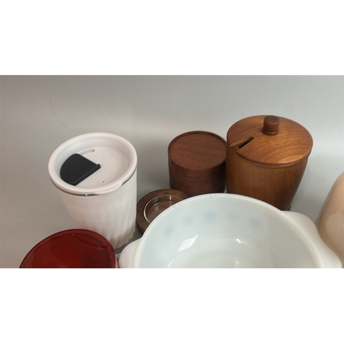 22 - Assorted kitchenware including Bodum, Joseph Joseph and Villeroy & Boch / T12