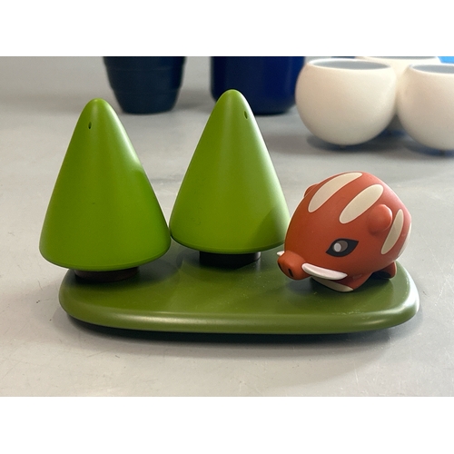 23 - Assorted kitchenware, mainly Alessi including Paradise Birds salt and pepper set (Boxed ), Alessi ga... 