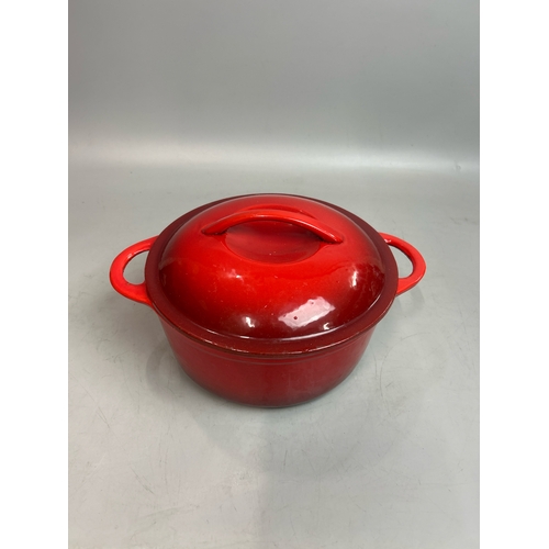 64 - Les Creuset red cast iron oven dish with lid, 22cm diameter / 29