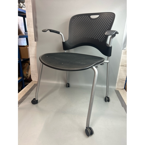 84 - A contemporary office chair on casters by Herman Miller / T