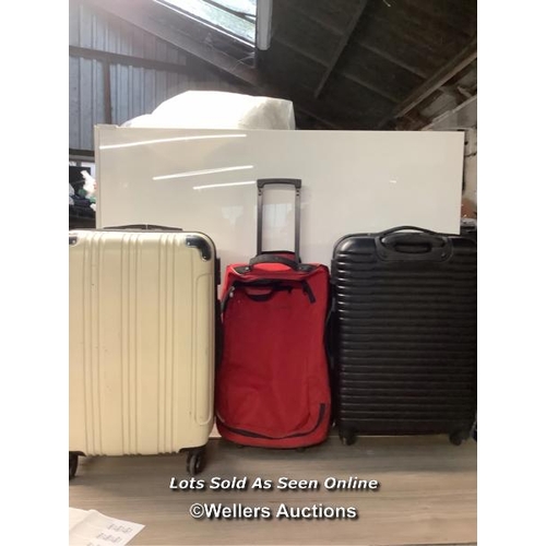 2962 - 3 X SUITCASES / H62