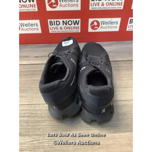 8049 - RRP: 130 - ON RUNNING CLOUD 5 TRAINERS / US 11.5 / ALL BLACK / SIGNS OF USE / SMALL HOLE ON LEFT SHO... 