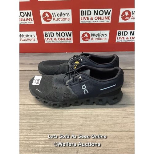 8052 - RRP: 130 - ON RUNNING CLOUD 5 TRAINERS / US 9 / ALL BLACK / SIGNS OF USE