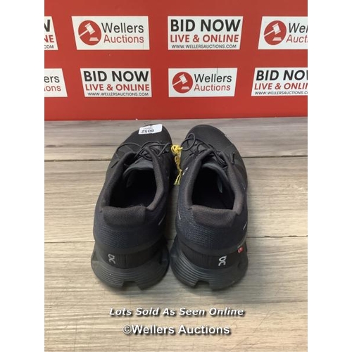 8052 - RRP: 130 - ON RUNNING CLOUD 5 TRAINERS / US 9 / ALL BLACK / SIGNS OF USE