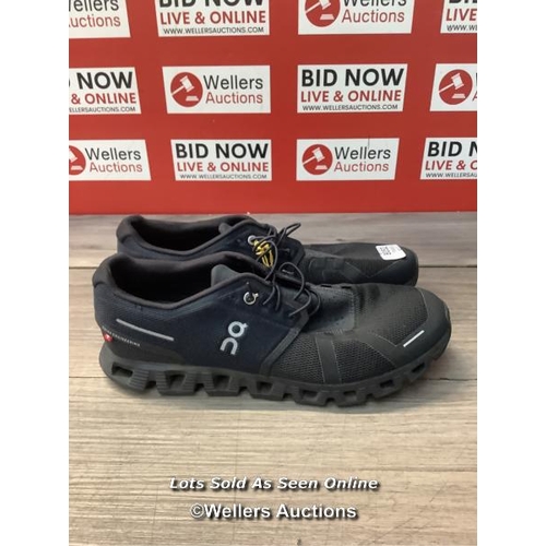 8052 - RRP: 130 - ON RUNNING CLOUD 5 TRAINERS / US 9 / ALL BLACK / SIGNS OF USE