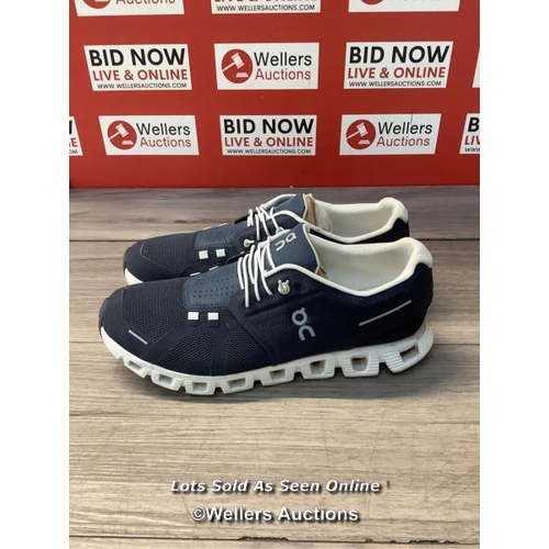 8058 - RRP: 130 - ON RUNNING  CLOUD 5 / US 9  /MIDNIGHT I WHITE / SIGNS OF USE