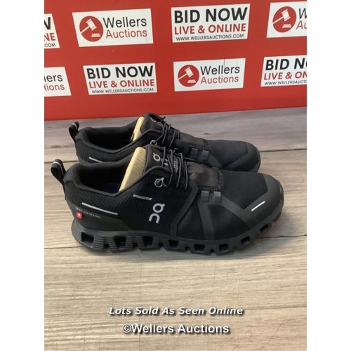 8059 - RRP: 140 - ON RUNNING M CLOUD 5 WATERPROOF TRAINER / US 6.5 / ALL BLACK / MINMAL SIGNS OF USE